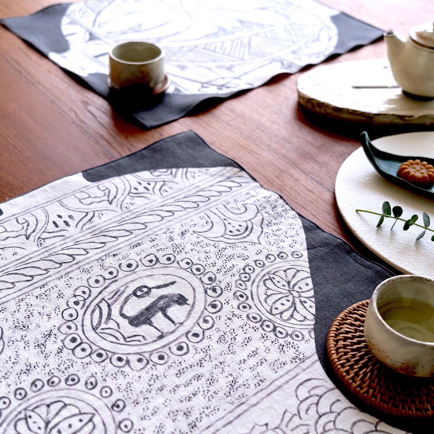 Buncheong Vase Handkerchief (Black)