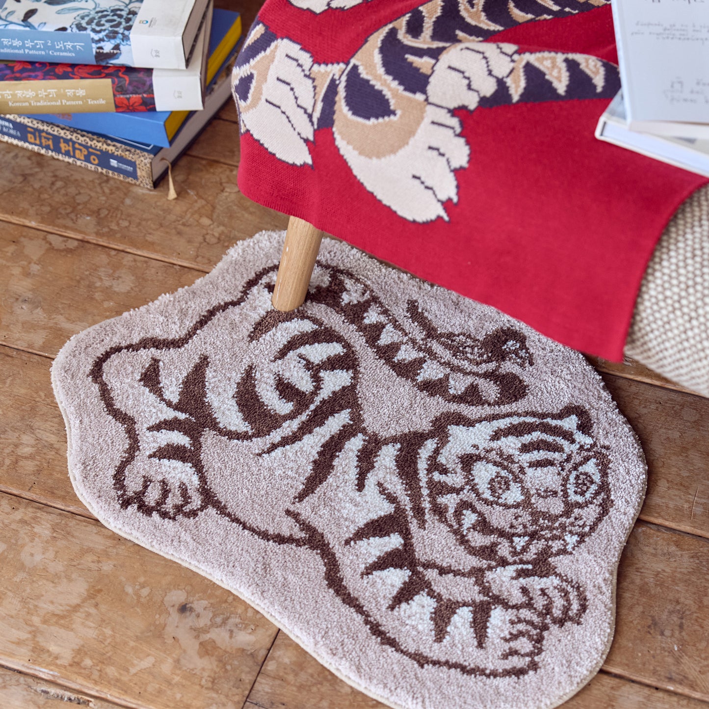 Tiger and Magpie Rug (Beige)